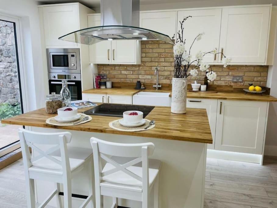 Charming Cottage Close To M4 Bridgend Bridgend  Extérieur photo