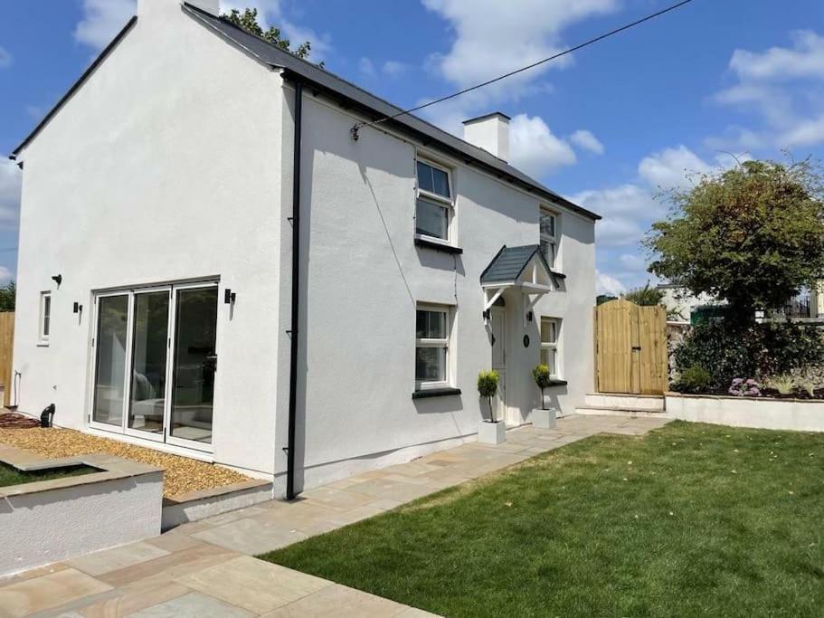 Charming Cottage Close To M4 Bridgend Bridgend  Extérieur photo